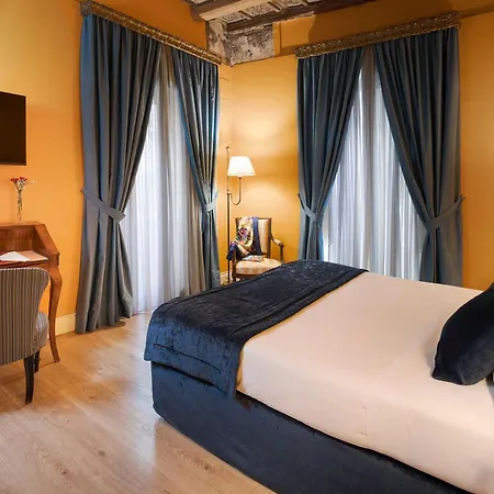 Affittacamere Palazzo Arone Dei Baroni Di Valentino 4*