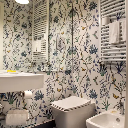 Palazzo Arone Dei Baroni Di Valentino Maison d'hôtes 4*